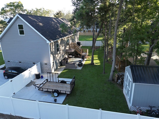 view of yard featuring a shed