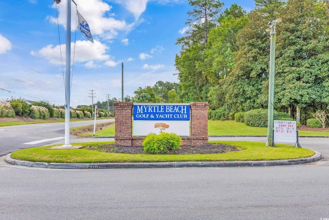 community / neighborhood sign featuring a lawn