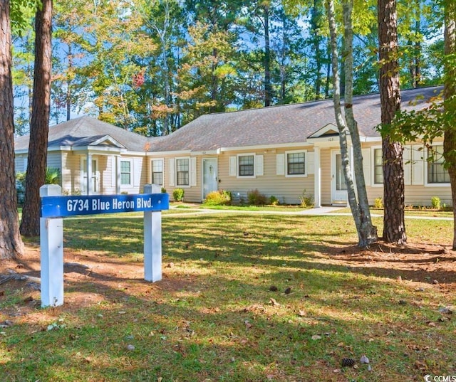 ranch-style home featuring a front yard