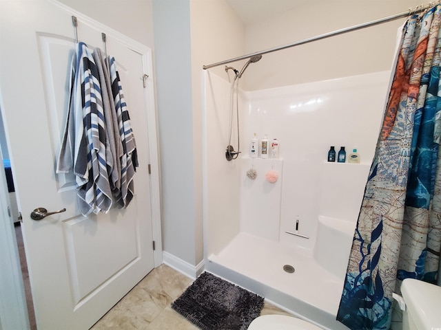 bathroom featuring toilet and curtained shower