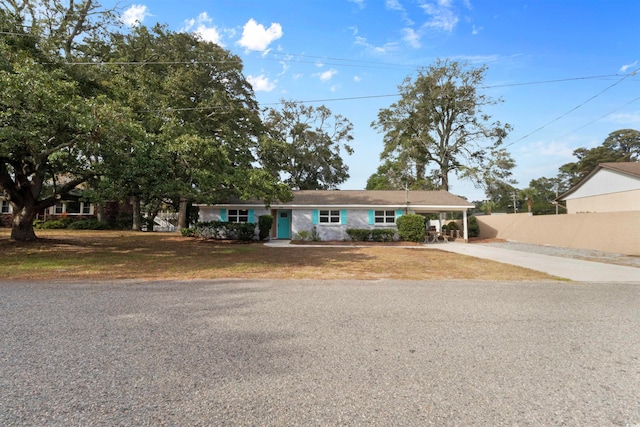 view of front of home featuring a front yard