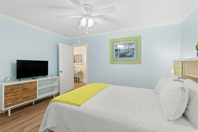 bedroom featuring light hardwood / wood-style floors, ceiling fan, and crown molding