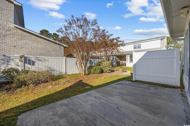 view of yard featuring a patio