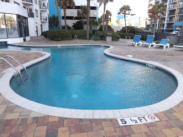 view of swimming pool featuring a patio