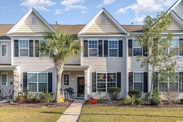 view of front of house featuring a front yard