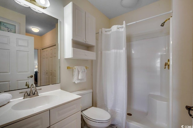 bathroom featuring a shower with curtain, vanity, and toilet