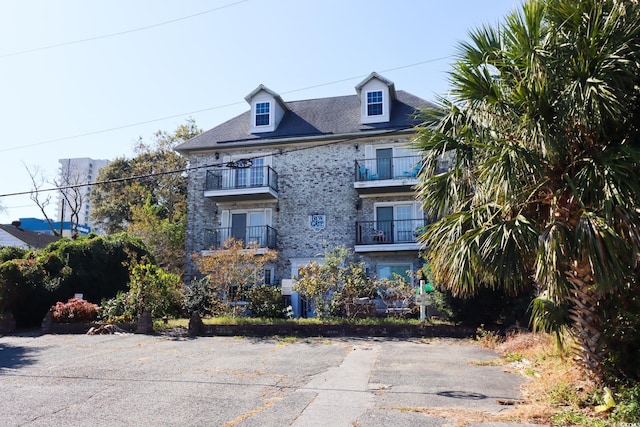 view of front of house with a balcony