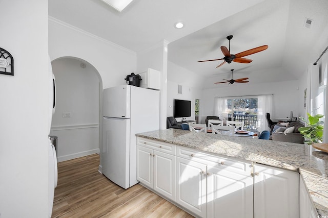 kitchen with open floor plan, light wood-style flooring, freestanding refrigerator, and ceiling fan