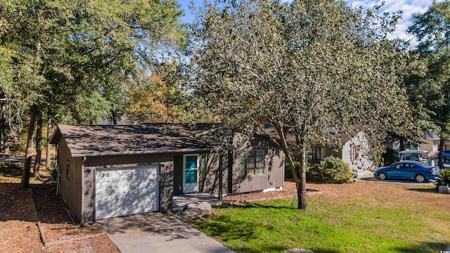 view of front facade featuring a front yard and a garage