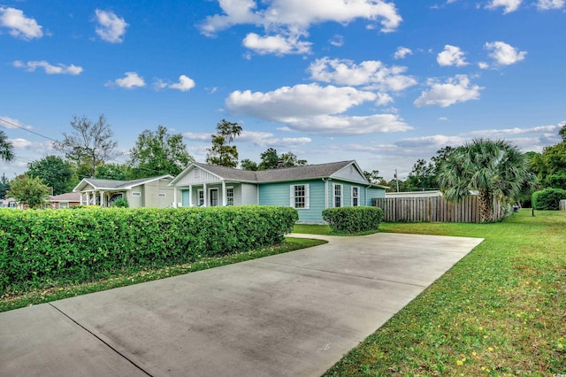 ranch-style home featuring a front lawn