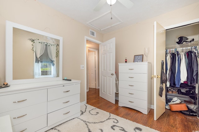 bedroom with light hardwood / wood-style flooring, a textured ceiling, a closet, and ceiling fan