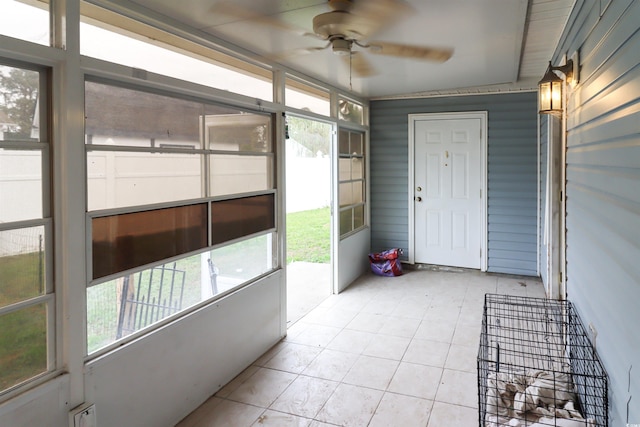 sunroom with ceiling fan