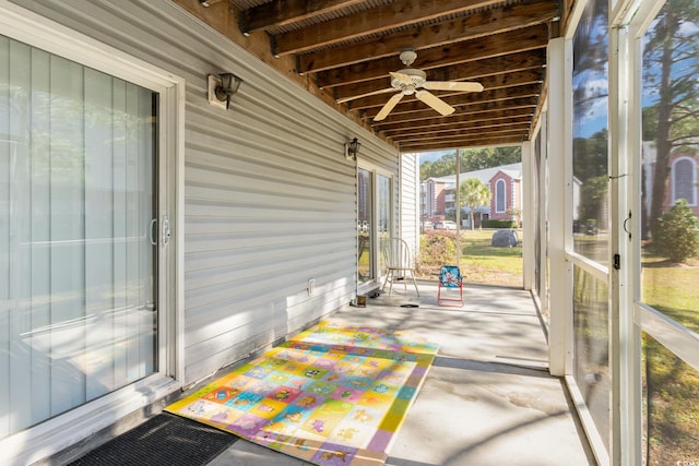 sunroom with ceiling fan