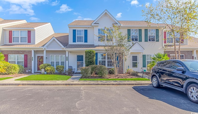 view of front of property featuring a front yard