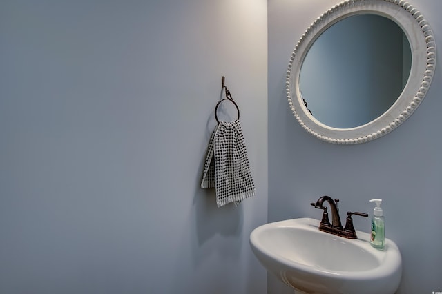 bathroom featuring sink