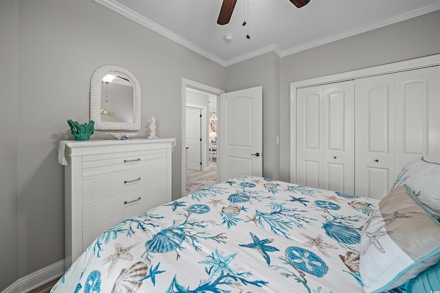 bedroom with light hardwood / wood-style flooring, ceiling fan, crown molding, and a closet