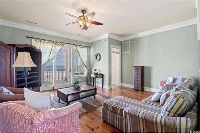 living room featuring crown molding, light hardwood / wood-style floors, and ceiling fan