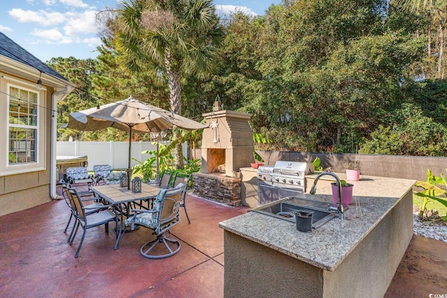 view of patio featuring an outdoor kitchen and grilling area