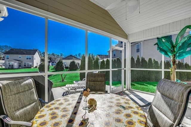 sunroom with ceiling fan