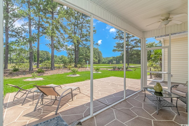 sunroom with ceiling fan