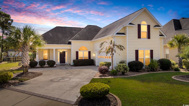 view of front property featuring a lawn