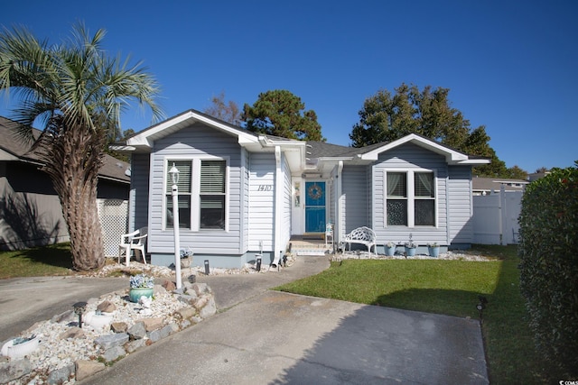 view of front of property featuring a front lawn