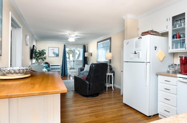 living room featuring crown molding, light wood-style floors, ceiling fan, and an AC wall unit