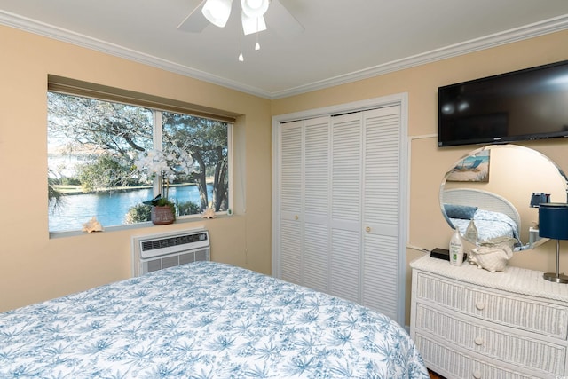 bedroom with crown molding, a wall mounted air conditioner, a closet, and ceiling fan