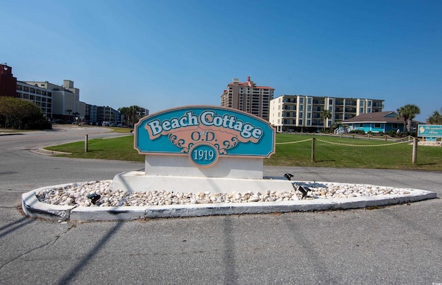 community / neighborhood sign featuring a yard