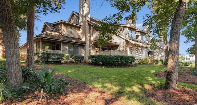 view of front facade with a front lawn