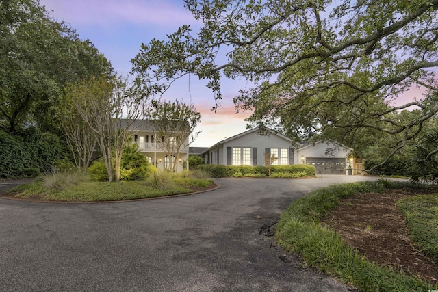 view of front facade with stucco siding and driveway