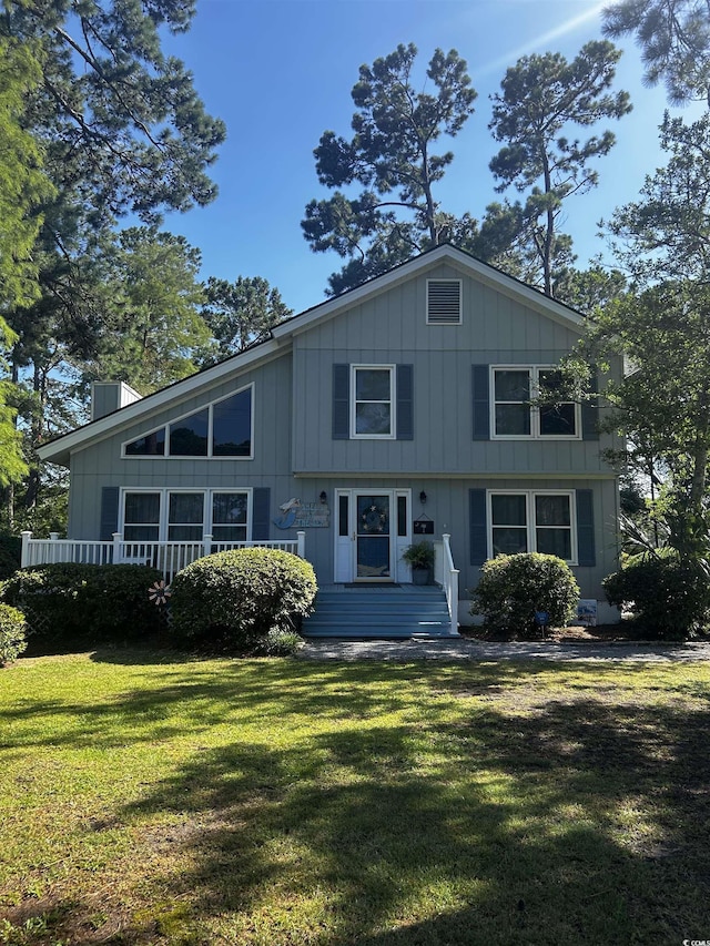 view of front of home featuring a front lawn