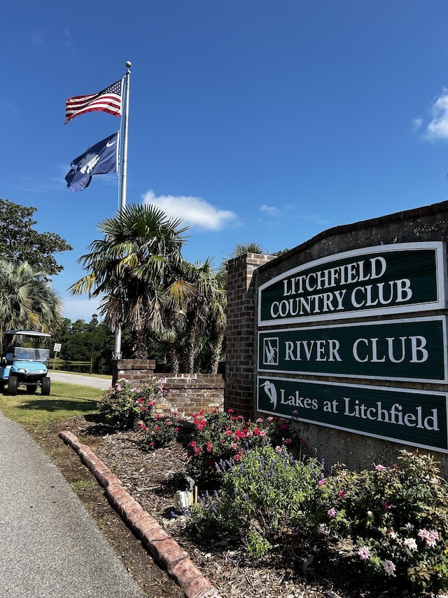 view of community / neighborhood sign