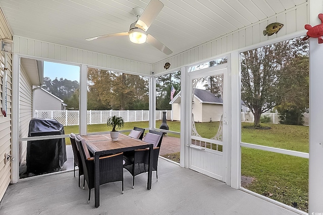 sunroom with ceiling fan