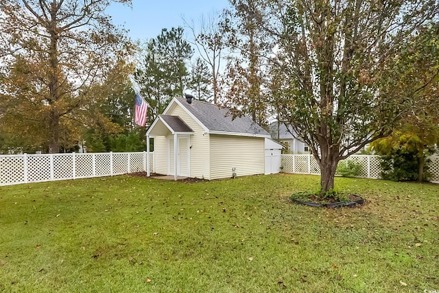 view of yard with a shed