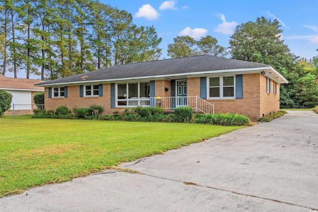 ranch-style home featuring a front lawn