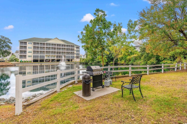 view of yard featuring a water view