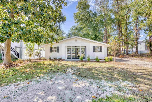 615 1st Ave N, Surfside Beach, SC 29575 - view of front facade featuring fence