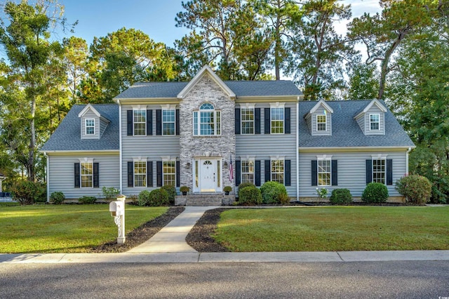 colonial house featuring a front yard