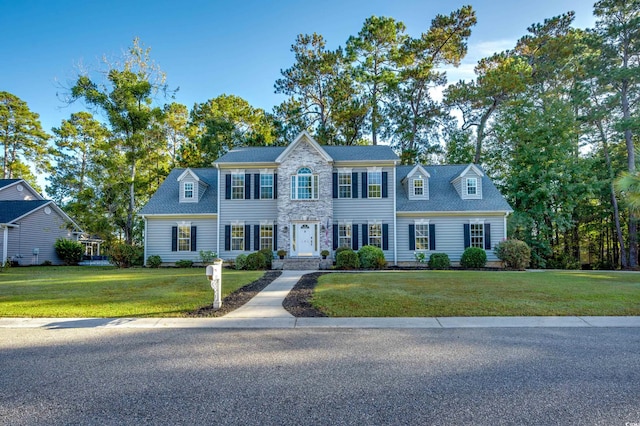 colonial home featuring a front yard