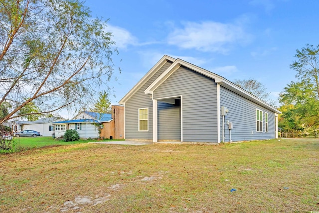 back of house featuring a lawn