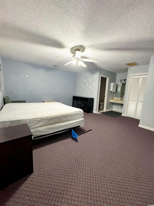 bedroom with carpet flooring, a textured ceiling, and ceiling fan