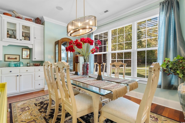 dining room featuring a wealth of natural light, light hardwood / wood-style floors, and ornamental molding