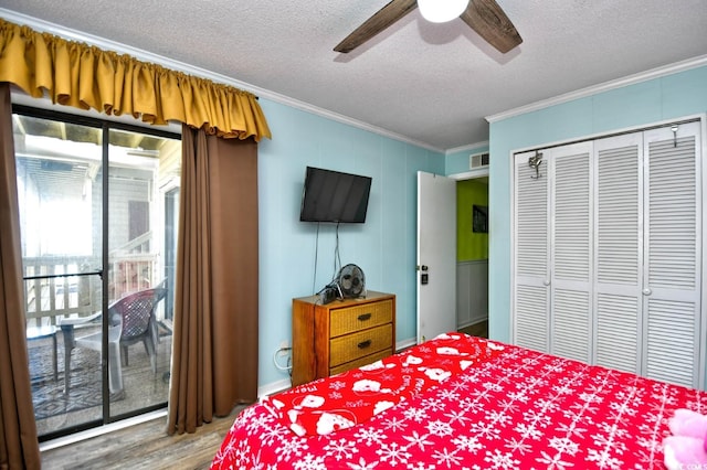 bedroom with ceiling fan, wood-type flooring, a textured ceiling, a closet, and ornamental molding