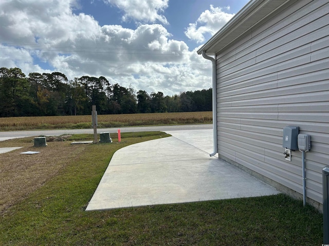 view of yard with a patio area