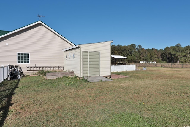 view of yard with a storage shed