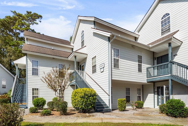 view of front of home featuring a balcony