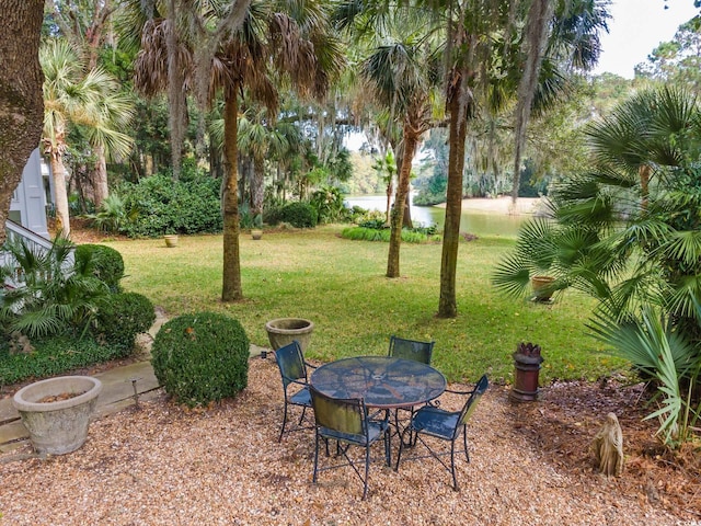 view of yard featuring a water view