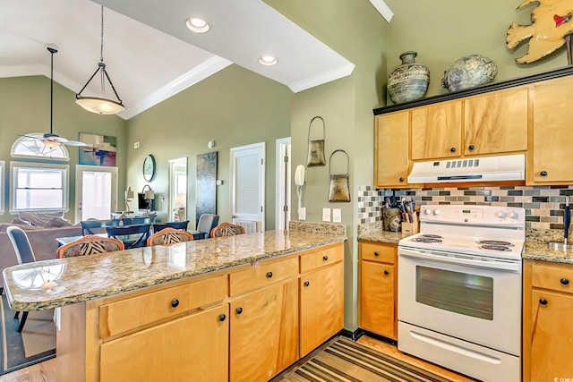 kitchen featuring electric stove, decorative light fixtures, light hardwood / wood-style floors, a kitchen breakfast bar, and kitchen peninsula