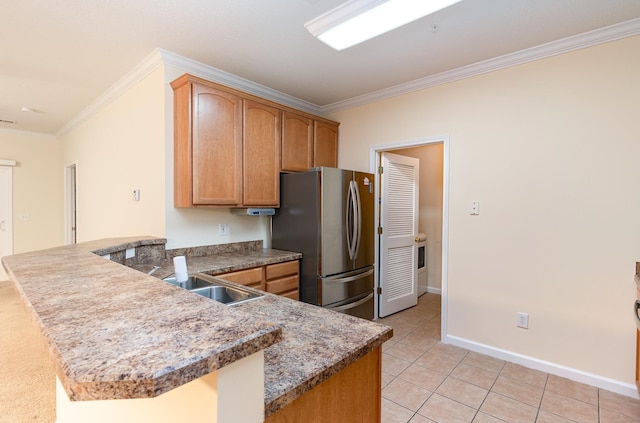 kitchen with sink, stainless steel fridge, light tile patterned floors, kitchen peninsula, and crown molding